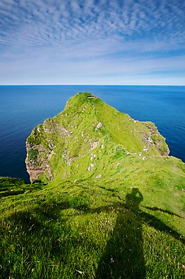 포토 JPG 주간 해외풍경 바다 자연 바위산 그림자 풍경 사람없음 야외 맑음 페로제도 보르도이섬 국내포토 자연요소 해외 섬 날씨 덴마크 돌산 생태계 파일형식