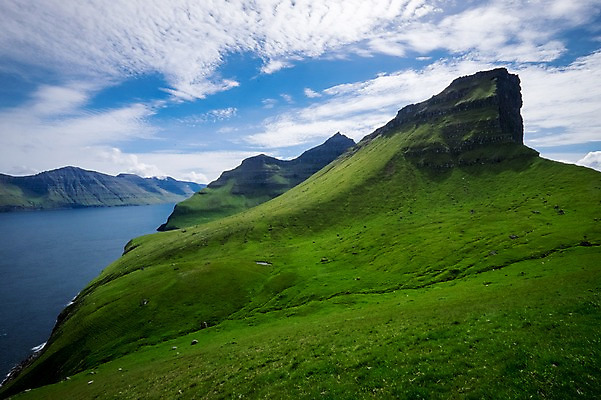 포토 JPG 주간 구름 해외풍경 바다 자연 하늘 풍경 초원 사람없음 야외 바위섬 페로제도 보르도이섬 국내포토 자연요소 해외 섬 덴마크 생태계 파일형식