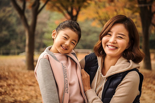 포토 JPG 주간 공원 여자 딸 행복 어린이 단풍 가족 단풍나무 모녀 엄마 서기 미소 앉기 소녀 상반신 성인 야외 두명 옆모습 30대 가을풍경 화목 한국인 가을 가족라이프 인천대공원 여자만 국내포토 자연요소 나무 라이프스타일 계절 공공시설 감정 뷰포인트 컨셉 잎 관계 모션 표정 사람 동양인 풍경 장년 인천 파일형식 가을_계절