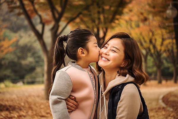 포토 JPG 주간 공원 여자 딸 행복 어린이 단풍 가족 단풍나무 모녀 엄마 키스 서기 미소 앉기 소녀 상반신 성인 야외 두명 옆모습 30대 가을풍경 화목 한국인 가을 가족라이프 인천대공원 여자만 국내포토 자연요소 나무 라이프스타일 계절 공공시설 감정 뷰포인트 컨셉 잎 관계 모션 표정 사람 동양인 풍경 장년 애정표현 인천 파일형식 가을_계절