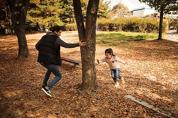 포토 JPG 주간 전신 공원 여자 남자 딸 어린이 낙엽 가족 놀이 소녀 성인 야외 두명 30대 달리기 가을풍경 화목 한국인 가을 가족라이프 아빠 즐거움 나무기둥 술래잡기 인천대공원 부녀 국내포토 자연요소 라이프스타일 계절 공공시설 감정 컨셉 잎 관계 모션 사람 동양인 풍경 장년 인천 파일형식 가을_계절