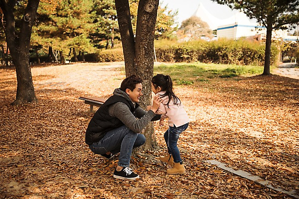 포토 JPG 주간 전신 공원 여자 남자 딸 행복 어린이 단풍 장난 가족 단풍나무 서기 미소 앉기 소녀 성인 야외 두명 옆모습 30대 가을풍경 화목 한국인 가을 가족라이프 아빠 술래잡기 인천대공원 부녀 국내포토 자연요소 나무 라이프스타일 계절 공공시설 감정 뷰포인트 컨셉 잎 관계 모션 놀이 표정 사람 동양인 풍경 장년 인천 파일형식 가을_계절