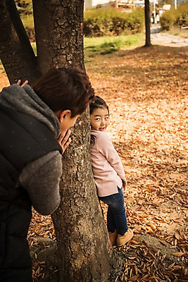 포토 JPG 주간 전신 공원 여자 남자 딸 어린이 낙엽 가족 서기 소녀 상반신 성인 야외 두명 뒷모습 30대 가을풍경 화목 한국인 가을 가족라이프 아빠 즐거움 나무기둥 술래잡기 숨기 인천대공원 부녀 국내포토 자연요소 라이프스타일 계절 공공시설 감정 뷰포인트 컨셉 잎 관계 모션 놀이 사람 동양인 풍경 장년 인천 파일형식 가을_계절