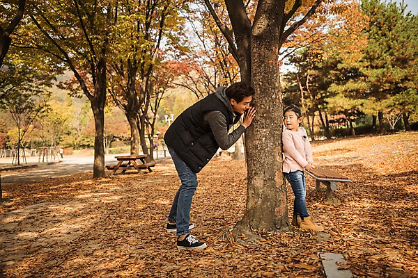 포토 JPG 주간 전신 공원 여자 남자 딸 행복 어린이 단풍 가족 단풍나무 서기 미소 소녀 성인 야외 두명 옆모습 30대 가을풍경 화목 한국인 가을 가족라이프 아빠 술래잡기 숨기 인천대공원 부녀 국내포토 자연요소 나무 라이프스타일 계절 공공시설 감정 뷰포인트 컨셉 잎 관계 모션 놀이 표정 사람 동양인 풍경 장년 인천 파일형식 가을_계절