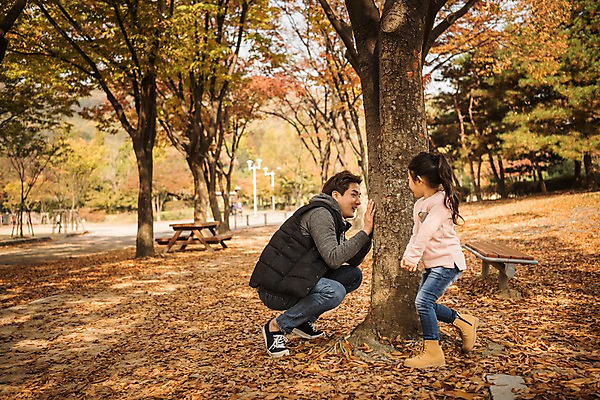 포토 JPG 주간 전신 공원 여자 남자 딸 행복 어린이 단풍 가족 단풍나무 서기 미소 앉기 소녀 성인 야외 두명 옆모습 30대 가을풍경 화목 한국인 가을 가족라이프 아빠 술래잡기 인천대공원 부녀 국내포토 자연요소 나무 라이프스타일 계절 공공시설 감정 뷰포인트 컨셉 잎 관계 모션 놀이 표정 사람 동양인 풍경 장년 인천 파일형식 가을_계절