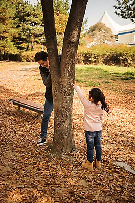 포토 JPG 주간 전신 공원 여자 남자 딸 어린이 단풍 벤치 가족 놀이 단풍나무 서기 미소 소녀 성인 야외 두명 앞모습 뒷모습 30대 가을풍경 화목 한국인 가을 가족라이프 아빠 즐거움 술래잡기 인천대공원 부녀 국내포토 자연요소 나무 라이프스타일 계절 공공시설 감정 뷰포인트 컨셉 잎 의자 관계 모션 표정 사람 동양인 풍경 장년 인천 파일형식 가을_계절