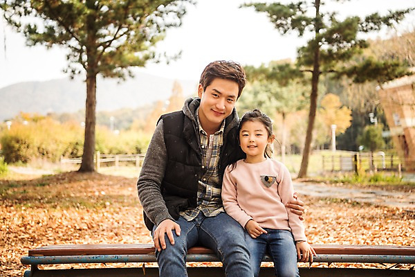 포토 JPG 주간 공원 여자 남자 딸 어린이 낙엽 벤치 가족 미소 앉기 소녀 상반신 성인 야외 두명 앞모습 30대 가을풍경 화목 한국인 가을 가족라이프 아빠 인천대공원 부녀 국내포토 자연요소 라이프스타일 계절 공공시설 뷰포인트 컨셉 잎 의자 관계 모션 표정 사람 동양인 풍경 장년 인천 파일형식 가을_계절