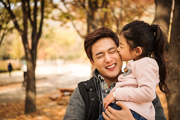 포토 JPG 주간 공원 여자 남자 딸 행복 어린이 단풍 가족 안기 단풍나무 키스 서기 미소 소녀 상반신 성인 야외 두명 앞모습 옆모습 30대 가을풍경 화목 다정 한국인 가을 가족라이프 아빠 인천대공원 부녀 국내포토 자연요소 나무 라이프스타일 계절 공공시설 감정 뷰포인트 컨셉 잎 관계 모션 표정 사람 동양인 풍경 장년 애정표현 인천 파일형식 가을_계절