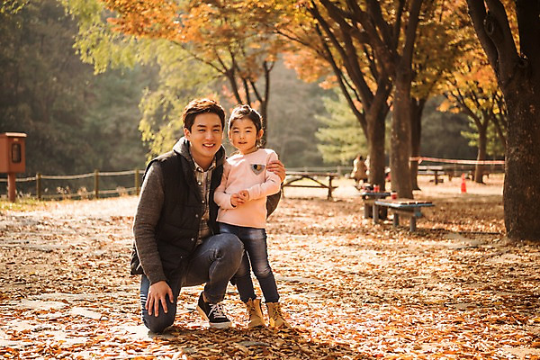 포토 JPG 주간 전신 공원 여자 남자 딸 어린이 단풍 가족 단풍나무 서기 미소 앉기 소녀 성인 야외 두명 앞모습 30대 가을풍경 화목 한국인 가을 가족라이프 아빠 인천대공원 부녀 국내포토 자연요소 나무 라이프스타일 계절 공공시설 뷰포인트 컨셉 잎 관계 모션 표정 사람 동양인 풍경 장년 인천 파일형식 가을_계절