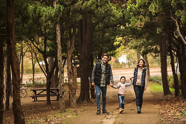 포토 JPG 주간 전신 나무 공원 여자 남자 딸 행복 어린이 가족 엄마 미소 소녀 성인 야외 앞모습 세명 30대 걷기 손잡기 화목 산책 산책로 한국인 가을 가족라이프 아빠 인천대공원 국내포토 자연요소 식물 라이프스타일 계절 공공시설 감정 길 뷰포인트 컨셉 관계 모션 휴식 표정 사람 동양인 장년 인천 파일형식