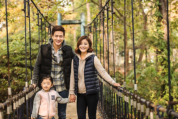 포토 JPG 주간 여자 남자 딸 어린이 가족 엄마 서기 미소 소녀 상반신 성인 야외 앞모습 세명 30대 화목 한국인 가을 가족라이프 아빠 숲 인천대공원 가교 국내포토 자연요소 라이프스타일 건축물 계절 공원 뷰포인트 컨셉 관계 모션 표정 사람 동양인 장년 인천 파일형식