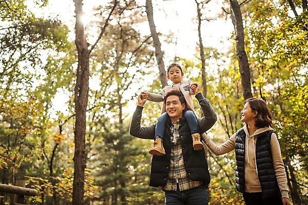포토 JPG 주간 나무 여자 남자 딸 어린이 가족 엄마 서기 미소 소녀 상반신 성인 야외 앞모습 세명 30대 화목 한국인 가을 가족라이프 목말 아빠 숲 즐거움 인천대공원 국내포토 자연요소 식물 라이프스타일 계절 공원 감정 뷰포인트 컨셉 관계 모션 표정 사람 동양인 장년 인천 파일형식