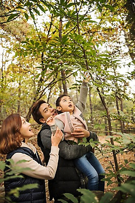 포토 JPG 주간 여자 남자 딸 어린이 가족 안기 엄마 서기 미소 소녀 상반신 성인 야외 옆모습 세명 30대 화목 산책 만지기 한국인 가을 가족라이프 아빠 숲 즐거움 인천대공원 국내포토 자연요소 라이프스타일 계절 공원 감정 뷰포인트 컨셉 관계 모션 휴식 표정 사람 동양인 장년 인천 파일형식