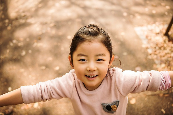 포토 JPG 주간 공원 여자 어린이 팔벌리기 한명 서기 미소 소녀 상반신 야외 앞모습 아웃포커스 한국인 올려보기 가을 즐거움 인천대공원 소녀한명만 국내포토 자연요소 1 계절 공공시설 감정 뷰포인트 모션 촬영기법 표정 사람 동양인 인천 여자한명만 소녀만 파일형식
