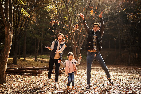 포토 JPG 주간 전신 공원 여자 남자 딸 어린이 단풍 낙엽 가족 단풍나무 엄마 미소 소녀 성인 야외 앞모습 세명 30대 가을풍경 점프 화목 한국인 가을 가족라이프 아빠 뿌리기 즐거움 인천대공원 국내포토 자연요소 나무 라이프스타일 계절 공공시설 감정 뷰포인트 컨셉 잎 관계 모션 표정 사람 동양인 풍경 장년 인천 파일형식 가을_계절