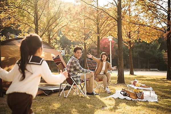 포토 JPG 주간 전신 공원 여자 남자 어린이 가족 엄마 텐트 미소 앉기 소녀 상반신 성인 야외 앞모습 뒷모습 세명 30대 달리기 소풍 화목 한국인 가을 가족라이프 아빠 캠핑장 즐거움 인천대공원 국내포토 자연요소 라이프스타일 계절 공공시설 감정 뷰포인트 컨셉 관계 모션 표정 캠핑도구 사람 동양인 장년 야외활동 캠핑 인천 파일형식