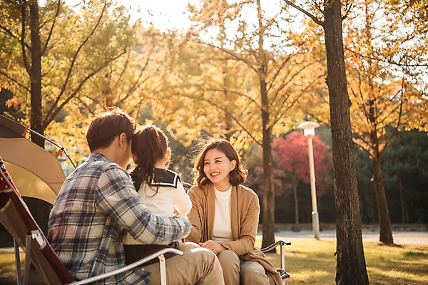 포토 JPG 주간 공원 여자 남자 어린이 가족 엄마 텐트 미소 앉기 소녀 상반신 성인 야외 앞모습 뒷모습 세명 30대 소풍 화목 한국인 가을 가족라이프 아빠 캠핑장 즐거움 인천대공원 국내포토 자연요소 라이프스타일 계절 공공시설 감정 뷰포인트 컨셉 관계 모션 표정 캠핑도구 사람 동양인 장년 야외활동 캠핑 인천 파일형식