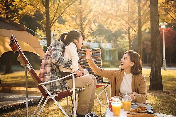 포토 JPG 주간 전신 공원 여자 남자 딸 어린이 과일 가족 엄마 텐트 미소 앉기 소녀 성인 야외 옆모습 세명 30대 소풍 가을풍경 화목 한국인 가을 가족라이프 아빠 먹여주기 캠핑장 즐거움 인천대공원 국내포토 자연요소 라이프스타일 계절 공공시설 감정 뷰포인트 컨셉 관계 모션 표정 캠핑도구 사람 동양인 풍경 장년 야외활동 캠핑 먹기 인천 파일형식 가을_계절