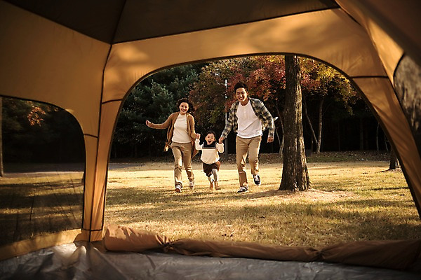포토 JPG 주간 전신 공원 여자 남자 딸 어린이 가족 엄마 텐트 소녀 성인 야외 앞모습 세명 30대 달리기 소풍 손잡기 화목 한국인 가을 가족라이프 아빠 캠핑장 즐거움 인천대공원 국내포토 자연요소 라이프스타일 계절 공공시설 감정 뷰포인트 컨셉 관계 모션 캠핑도구 사람 동양인 장년 야외활동 캠핑 인천 파일형식