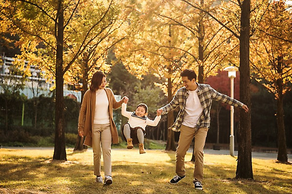 포토 JPG 주간 전신 공원 여자 남자 딸 어린이 단풍 가족 단풍나무 엄마 미소 소녀 성인 야외 앞모습 세명 30대 걷기 가을풍경 손잡기 화목 한국인 가을 가족라이프 아빠 즐거움 인천대공원 들어올리기 국내포토 자연요소 나무 라이프스타일 계절 공공시설 감정 뷰포인트 컨셉 잎 관계 모션 표정 사람 동양인 풍경 장년 인천 파일형식 가을_계절