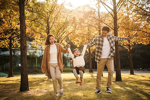 포토 JPG 주간 전신 공원 여자 남자 딸 어린이 단풍 가족 단풍나무 엄마 미소 소녀 성인 야외 앞모습 세명 30대 걷기 가을풍경 손잡기 화목 한국인 가을 가족라이프 아빠 즐거움 인천대공원 들어올리기 국내포토 자연요소 나무 라이프스타일 계절 공공시설 감정 뷰포인트 컨셉 잎 관계 모션 표정 사람 동양인 풍경 장년 인천 파일형식 가을_계절