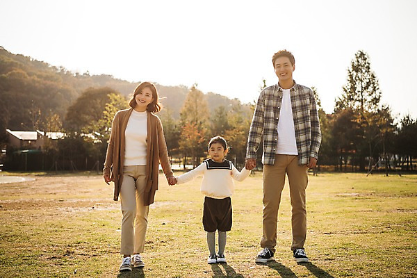 포토 JPG 주간 전신 공원 여자 남자 딸 어린이 단풍 가족 단풍나무 엄마 서기 미소 소녀 성인 야외 앞모습 세명 30대 가을풍경 손잡기 화목 한국인 가을 가족라이프 아빠 즐거움 인천대공원 국내포토 자연요소 나무 라이프스타일 계절 공공시설 감정 뷰포인트 컨셉 잎 관계 모션 표정 사람 동양인 풍경 장년 인천 파일형식 가을_계절