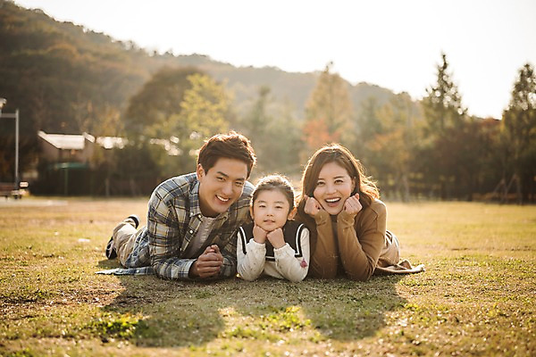 포토 JPG 주간 공원 여자 남자 딸 행복 어린이 엎드리기 가족 엄마 그림자 소녀 잔디 상반신 성인 야외 앞모습 아웃포커스 세명 30대 턱괴기 화목 한국인 가을 가족라이프 아빠 인천대공원 국내포토 자연요소 식물 라이프스타일 계절 공공시설 감정 뷰포인트 컨셉 관계 모션 촬영기법 사람 동양인 장년 인천 파일형식