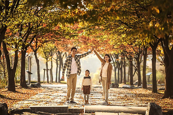포토 JPG 주간 전신 공원 여자 남자 딸 어린이 단풍 가족 단풍나무 엄마 서기 미소 소녀 성인 야외 앞모습 세명 30대 가을풍경 화목 한국인 가을 가족라이프 아빠 인천대공원 국내포토 자연요소 나무 라이프스타일 계절 공공시설 뷰포인트 컨셉 잎 관계 모션 표정 사람 동양인 풍경 장년 인천 파일형식 가을_계절