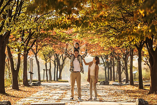 포토 JPG 주간 전신 공원 여자 남자 딸 어린이 가족 단풍나무 엄마 서기 미소 소녀 성인 야외 앞모습 세명 30대 가을풍경 화목 한국인 가을 가족라이프 목말 아빠 즐거움 인천대공원 국내포토 자연요소 나무 라이프스타일 계절 공공시설 감정 뷰포인트 컨셉 단풍 관계 모션 표정 사람 동양인 풍경 장년 인천 파일형식 가을_계절