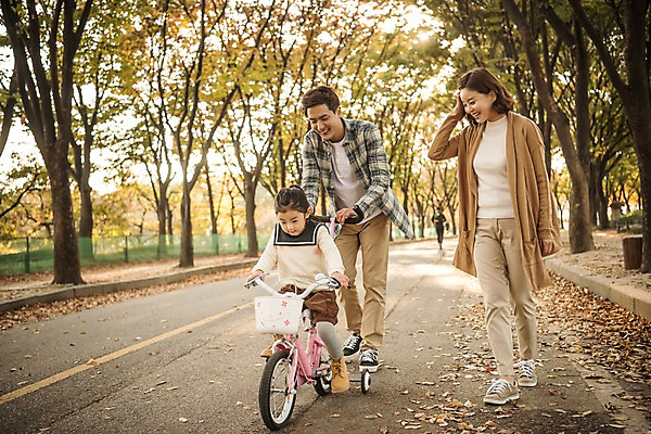 포토 JPG 주간 전신 공원 여자 남자 딸 어린이 가족 엄마 미소 소녀 성인 야외 앞모습 세명 30대 걷기 자전거 화목 원근감 한국인 가을 가족라이프 도움 아빠 승차 인천대공원 국내포토 자연요소 라이프스타일 계절 공공시설 뷰포인트 컨셉 관계 모션 표정 사람 동양인 장년 바이크 인천 파일형식
