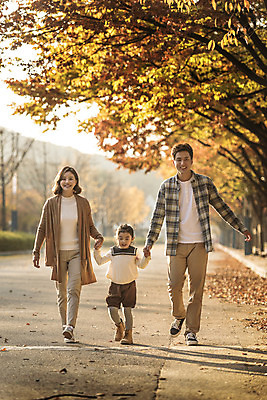 포토 JPG 주간 전신 공원 여자 남자 딸 어린이 단풍 가족 단풍나무 엄마 미소 소녀 성인 야외 앞모습 세명 30대 걷기 가을풍경 손잡기 화목 한국인 가을 가족라이프 아빠 즐거움 인천대공원 국내포토 자연요소 나무 라이프스타일 계절 공공시설 감정 뷰포인트 컨셉 잎 관계 모션 표정 사람 동양인 풍경 장년 인천 파일형식 가을_계절
