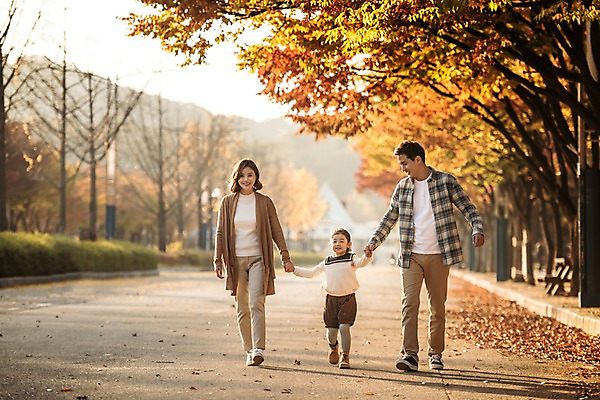 포토 JPG 주간 전신 공원 여자 남자 딸 어린이 단풍 가족 단풍나무 엄마 미소 소녀 성인 야외 앞모습 세명 30대 걷기 가을풍경 손잡기 화목 한국인 가을 가족라이프 아빠 즐거움 인천대공원 국내포토 자연요소 나무 라이프스타일 계절 공공시설 감정 뷰포인트 컨셉 잎 관계 모션 표정 사람 동양인 풍경 장년 인천 파일형식 가을_계절
