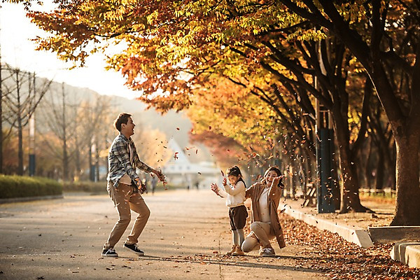 포토 JPG 주간 전신 공원 여자 남자 딸 어린이 단풍 낙엽 장난 가족 단풍나무 엄마 서기 앉기 소녀 성인 야외 옆모습 세명 30대 가을풍경 화목 한국인 가을 가족라이프 아빠 즐거움 인천대공원 국내포토 자연요소 나무 라이프스타일 계절 공공시설 감정 뷰포인트 컨셉 잎 관계 모션 사람 동양인 풍경 장년 인천 파일형식 가을_계절