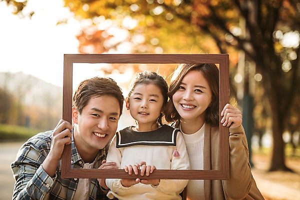 포토 JPG 주간 공원 여자 남자 딸 행복 어린이 액자 가족 엄마 사각프레임 미소 들기 소녀 상반신 성인 야외 앞모습 세명 30대 가을풍경 화목 한국인 가을 가족라이프 아빠 인천대공원 국내포토 자연요소 라이프스타일 계절 공공시설 감정 뷰포인트 컨셉 관계 모션 프레임 표정 사람 동양인 풍경 장년 사각형 인천 파일형식 가을_계절