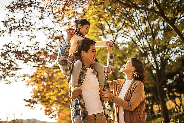 포토 JPG 주간 전신 공원 여자 남자 딸 어린이 단풍 가족 단풍나무 엄마 서기 미소 소녀 상반신 성인 야외 앞모습 세명 30대 햇빛 가을풍경 화목 한국인 가을 가족라이프 목말 아빠 즐거움 인천대공원 국내포토 자연요소 나무 라이프스타일 계절 공공시설 감정 뷰포인트 컨셉 잎 관계 모션 표정 사람 동양인 풍경 장년 태양 인천 파일형식 가을_계절