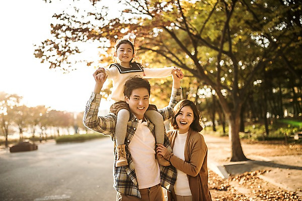 포토 JPG 주간 전신 공원 여자 남자 딸 어린이 단풍 가족 단풍나무 엄마 서기 미소 소녀 상반신 성인 야외 앞모습 세명 30대 햇빛 가을풍경 화목 한국인 가을 가족라이프 목말 아빠 즐거움 인천대공원 국내포토 자연요소 나무 라이프스타일 계절 공공시설 감정 뷰포인트 컨셉 잎 관계 모션 표정 사람 동양인 풍경 장년 태양 인천 파일형식 가을_계절