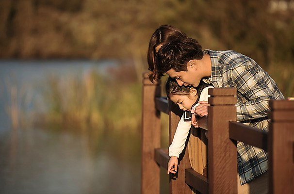 포토 JPG 주간 공원 여자 남자 딸 호수 어린이 가족 엄마 서기 소녀 상반신 성인 야외 옆모습 세명 30대 화목 한국인 가을 가족라이프 아빠 구경 인천대공원 가교 국내포토 자연요소 라이프스타일 건축물 계절 공공시설 뷰포인트 컨셉 관계 모션 사람 동양인 장년 인천 파일형식