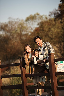 포토 JPG 주간 전신 공원 여자 남자 딸 호수 어린이 가족 엄마 서기 미소 소녀 성인 야외 앞모습 아웃포커스 세명 30대 화목 한국인 가을 가족라이프 아빠 인천대공원 가교 국내포토 자연요소 라이프스타일 건축물 계절 공공시설 뷰포인트 컨셉 관계 모션 촬영기법 표정 사람 동양인 장년 인천 파일형식