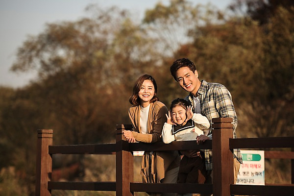 포토 JPG 주간 공원 여자 남자 딸 행복 호수 어린이 가족 엄마 서기 미소 소녀 상반신 성인 야외 앞모습 세명 30대 화목 한국인 가을 가족라이프 아빠 인천대공원 가교 국내포토 자연요소 라이프스타일 건축물 계절 공공시설 감정 뷰포인트 컨셉 관계 모션 표정 사람 동양인 장년 인천 파일형식