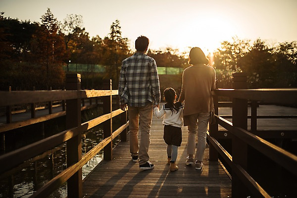 포토 JPG 주간 전신 공원 여자 남자 딸 호수 어린이 가족 엄마 소녀 성인 야외 뒷모습 세명 30대 걷기 노을 손잡기 화목 산책 원근감 한국인 가을 가족라이프 아빠 인천대공원 가교 국내포토 자연요소 라이프스타일 건축물 계절 공공시설 뷰포인트 컨셉 관계 모션 휴식 사람 동양인 장년 인천 파일형식