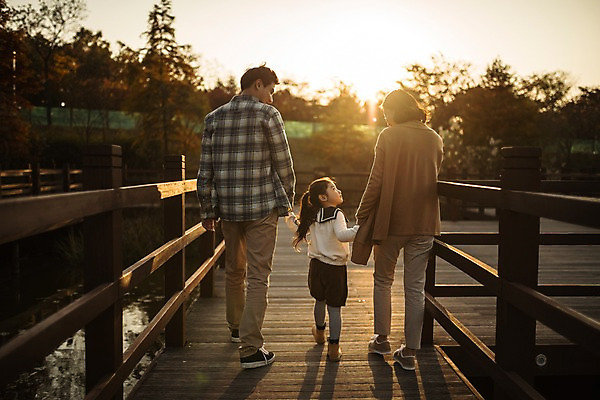 포토 JPG 주간 전신 응시 공원 여자 남자 딸 호수 어린이 가족 엄마 소녀 성인 야외 뒷모습 세명 30대 걷기 노을 손잡기 화목 산책 원근감 한국인 가을 가족라이프 아빠 인천대공원 가교 국내포토 자연요소 라이프스타일 건축물 시선 계절 공공시설 뷰포인트 컨셉 관계 모션 휴식 사람 동양인 장년 인천 파일형식
