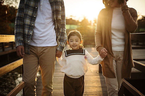 포토 JPG 주간 공원 여자 남자 딸 호수 어린이 가족 엄마 서기 미소 소녀 상반신 성인 야외 앞모습 세명 30대 노을 손잡기 화목 한국인 가을 가족라이프 아빠 인천대공원 가교 국내포토 자연요소 라이프스타일 건축물 계절 공공시설 뷰포인트 컨셉 관계 모션 표정 사람 동양인 장년 인천 파일형식