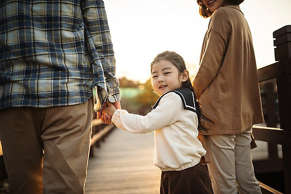 포토 JPG 주간 공원 여자 남자 딸 호수 어린이 가족 엄마 서기 미소 소녀 상반신 성인 야외 뒷모습 세명 30대 손잡기 화목 한국인 가을 가족라이프 뒤돌아보기 아빠 인천대공원 가교 국내포토 자연요소 라이프스타일 건축물 계절 공공시설 뷰포인트 컨셉 관계 모션 표정 사람 동양인 장년 인천 파일형식