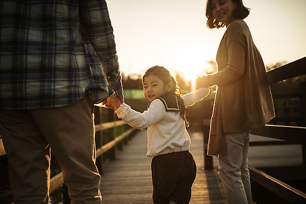 포토 JPG 주간 공원 여자 남자 딸 호수 어린이 가족 엄마 서기 미소 소녀 상반신 성인 야외 뒷모습 세명 30대 햇빛 노을 손잡기 화목 한국인 가을 가족라이프 뒤돌아보기 아빠 인천대공원 가교 국내포토 자연요소 라이프스타일 건축물 계절 공공시설 뷰포인트 컨셉 관계 모션 표정 사람 동양인 장년 태양 인천 파일형식