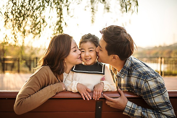 포토 JPG 주간 공원 여자 남자 딸 호수 어린이 벤치 가족 엄마 키스 미소 앉기 소녀 상반신 성인 야외 앞모습 세명 30대 기댐 화목 한국인 가을 가족라이프 아빠 인천대공원 국내포토 자연요소 라이프스타일 계절 공공시설 뷰포인트 컨셉 의자 관계 모션 표정 사람 동양인 장년 애정표현 인천 파일형식