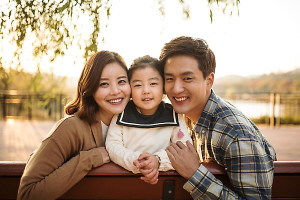 포토 JPG 주간 공원 여자 남자 딸 호수 어린이 벤치 가족 엄마 미소 소녀 상반신 성인 야외 앞모습 세명 30대 기댐 화목 한국인 가을 가족라이프 아빠 인천대공원 국내포토 자연요소 라이프스타일 계절 공공시설 뷰포인트 컨셉 의자 관계 모션 표정 사람 동양인 장년 인천 파일형식