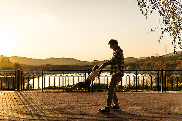 포토 JPG 주간 전신 공원 여자 남자 딸 호수 어린이 가족 서기 미소 소녀 성인 야외 두명 옆모습 30대 노을 화목 한국인 가을 가족라이프 아빠 즐거움 인천대공원 부녀 국내포토 자연요소 라이프스타일 계절 공공시설 감정 뷰포인트 컨셉 관계 모션 표정 사람 동양인 장년 인천 파일형식