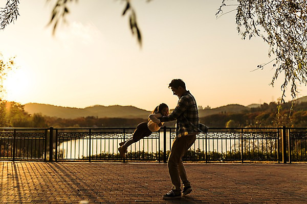 포토 JPG 주간 전신 공원 여자 남자 딸 호수 어린이 가족 서기 미소 소녀 성인 야외 두명 옆모습 30대 노을 화목 한국인 가을 가족라이프 아빠 즐거움 인천대공원 부녀 국내포토 자연요소 라이프스타일 계절 공공시설 감정 뷰포인트 컨셉 관계 모션 표정 사람 동양인 장년 인천 파일형식