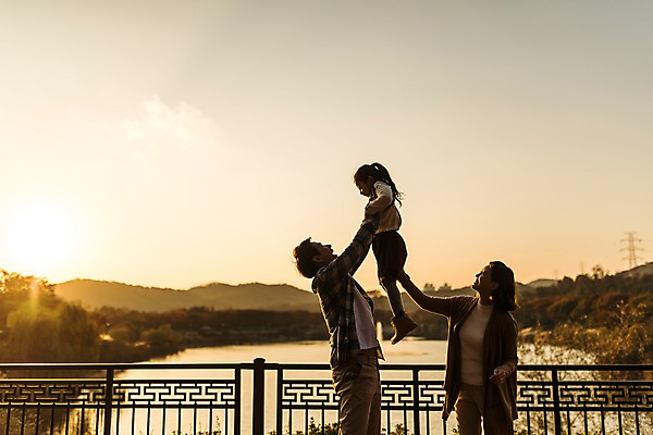 포토 JPG 주간 전신 공원 여자 남자 딸 행복 호수 어린이 가족 엄마 미소 들기 소녀 상반신 성인 야외 옆모습 세명 30대 노을 화목 한국인 가을 가족라이프 아빠 즐거움 역광 인천대공원 가교 국내포토 자연요소 라이프스타일 건축물 계절 공공시설 감정 뷰포인트 컨셉 관계 모션 표정 사람 동양인 장년 인천 파일형식