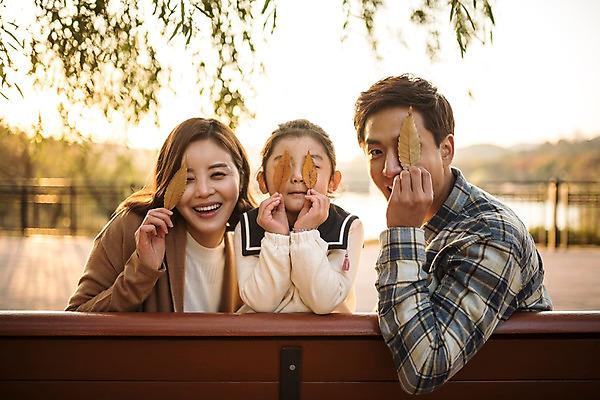 포토 JPG 주간 공원 여자 남자 딸 호수 어린이 낙엽 벤치 가족 엄마 미소 소녀 상반신 성인 야외 앞모습 세명 30대 기댐 화목 한국인 가을 가족라이프 아빠 인천대공원 국내포토 자연요소 라이프스타일 계절 공공시설 뷰포인트 컨셉 잎 의자 관계 모션 표정 사람 동양인 장년 인천 파일형식